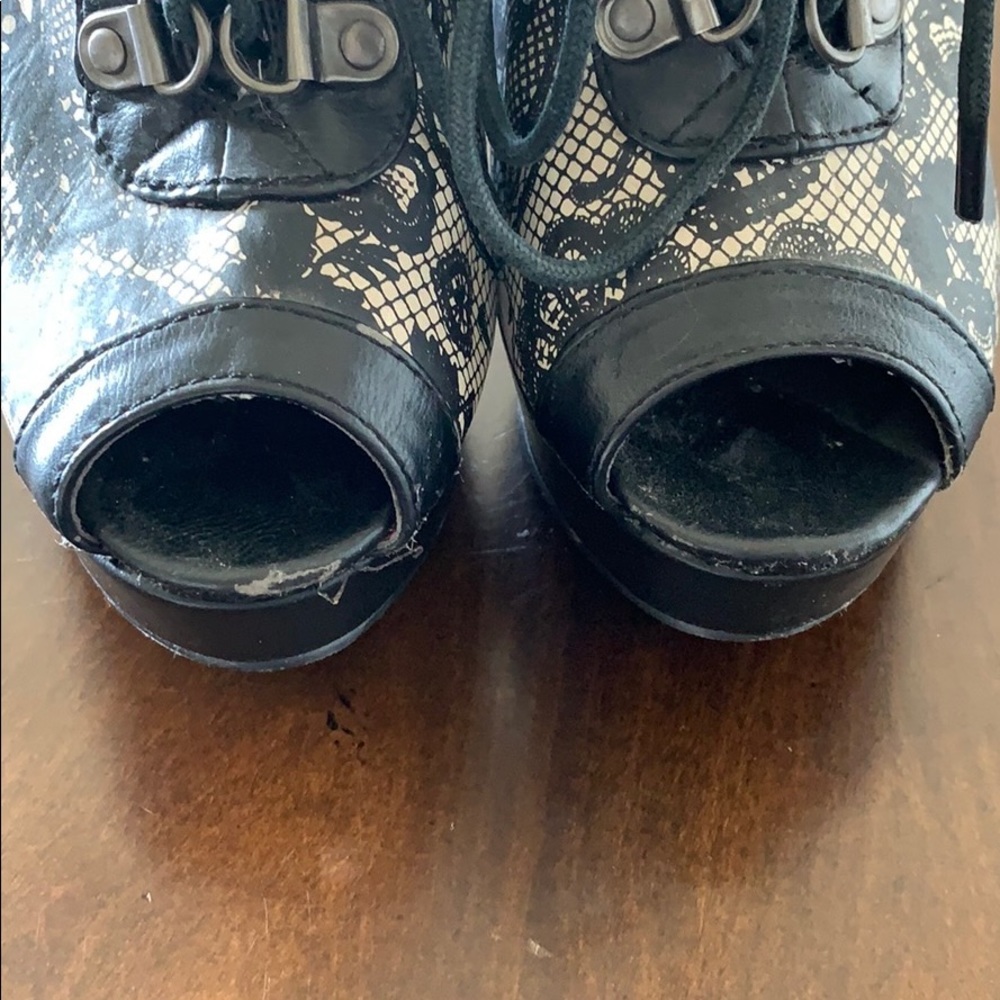 Sz 7 skull butterfly booties - Picture 2 of 3
